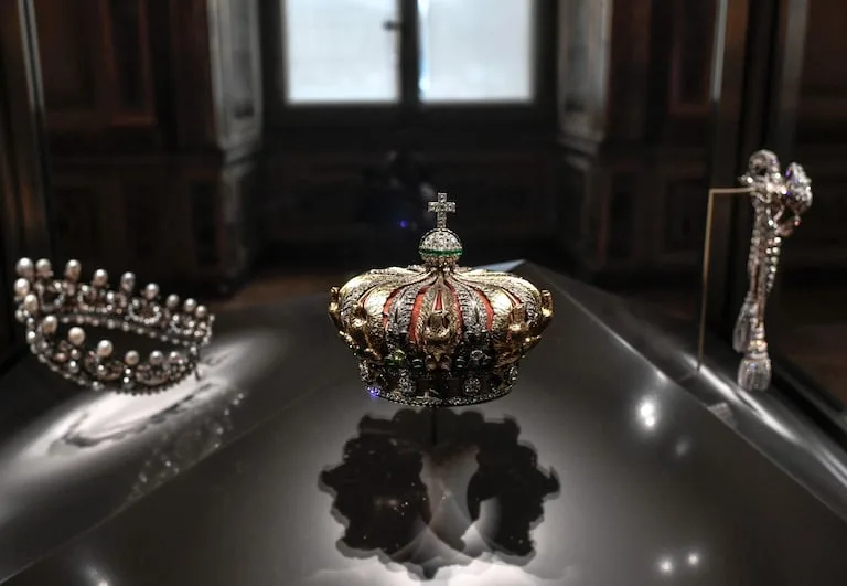 Robo en Louvre; se llevan joyas vinculadas a Napoleón