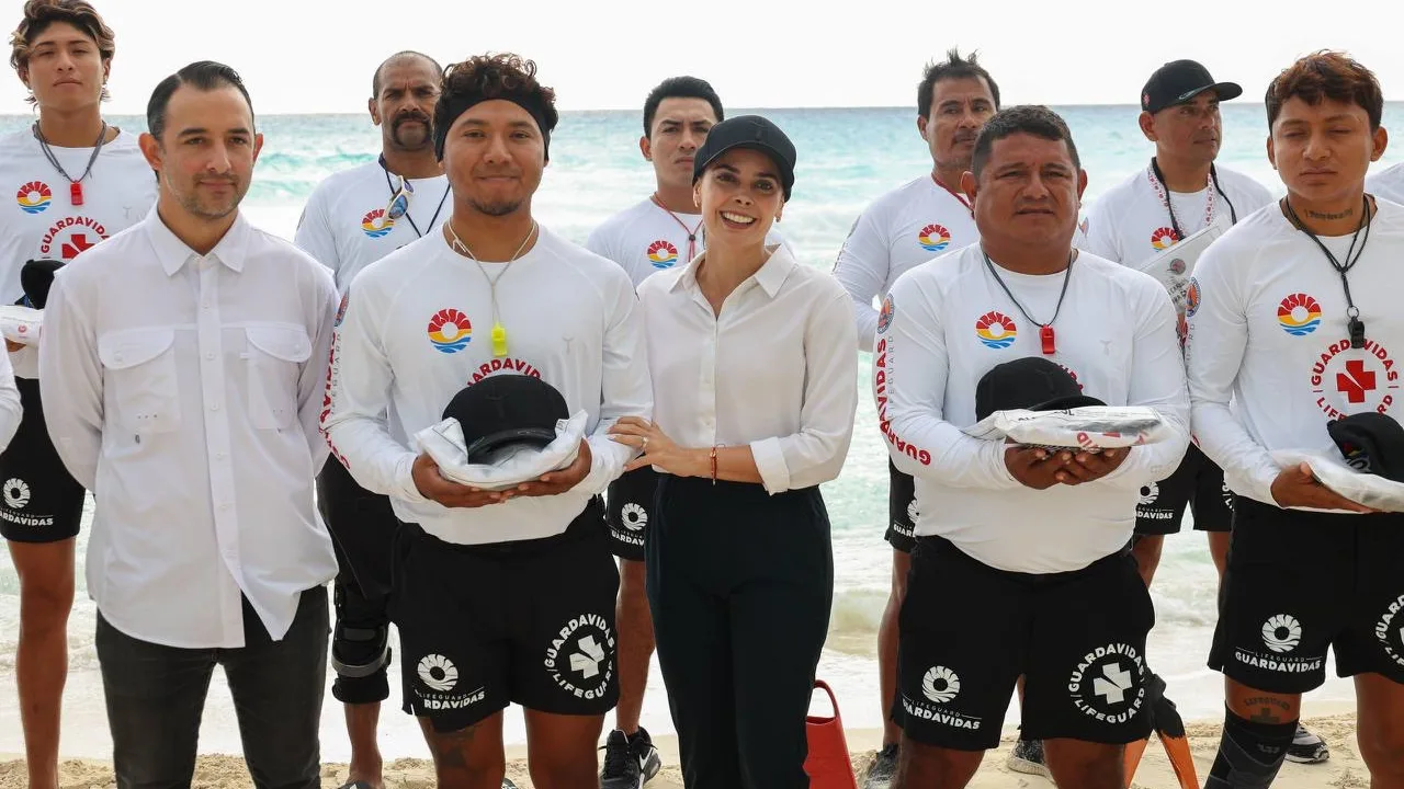 Entrega Ana Paty Peralta 150 uniformes a guardavidas en Cancún