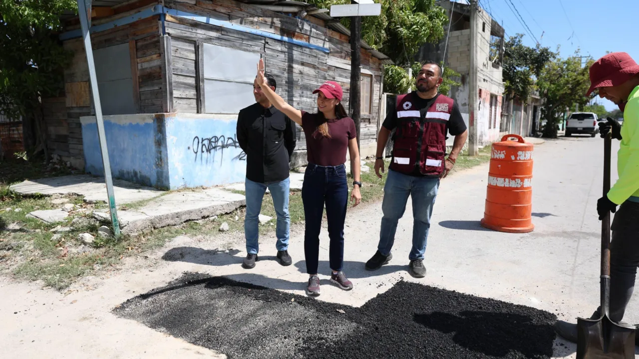 Ana Paty Peralta encabeza supervisión de bacheo tras reporte digital en Cancún