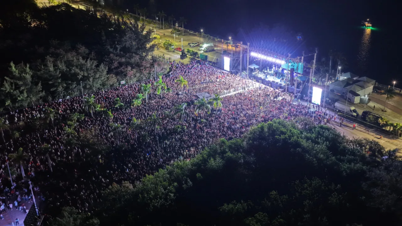 Más de 30 mil  cancunenses celebraron con los “Ángeles Azules” en el marco del 56 aniversario de Cancún