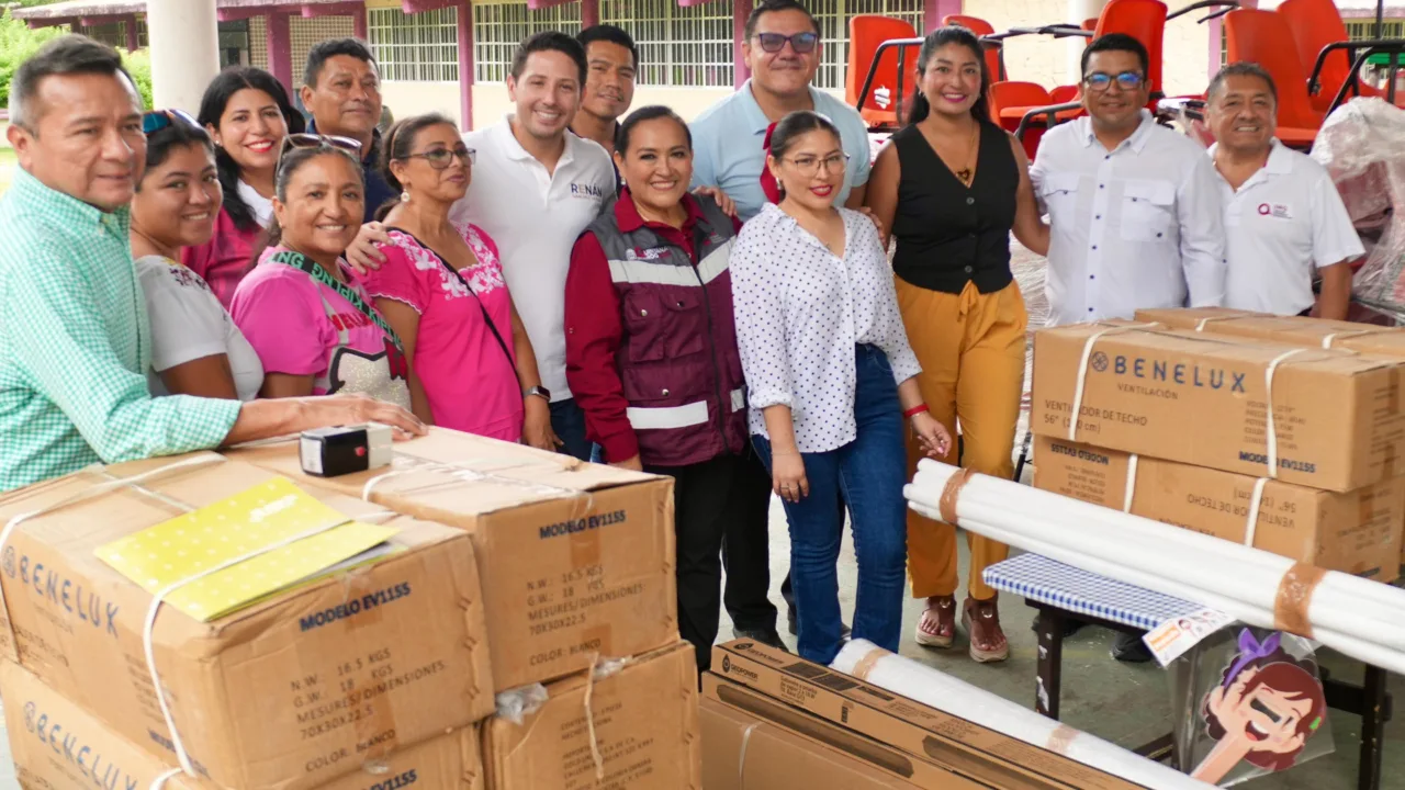 Escuelas de Cozumel reciben nuevo equipamiento; avanzan proyectos de domos escolares