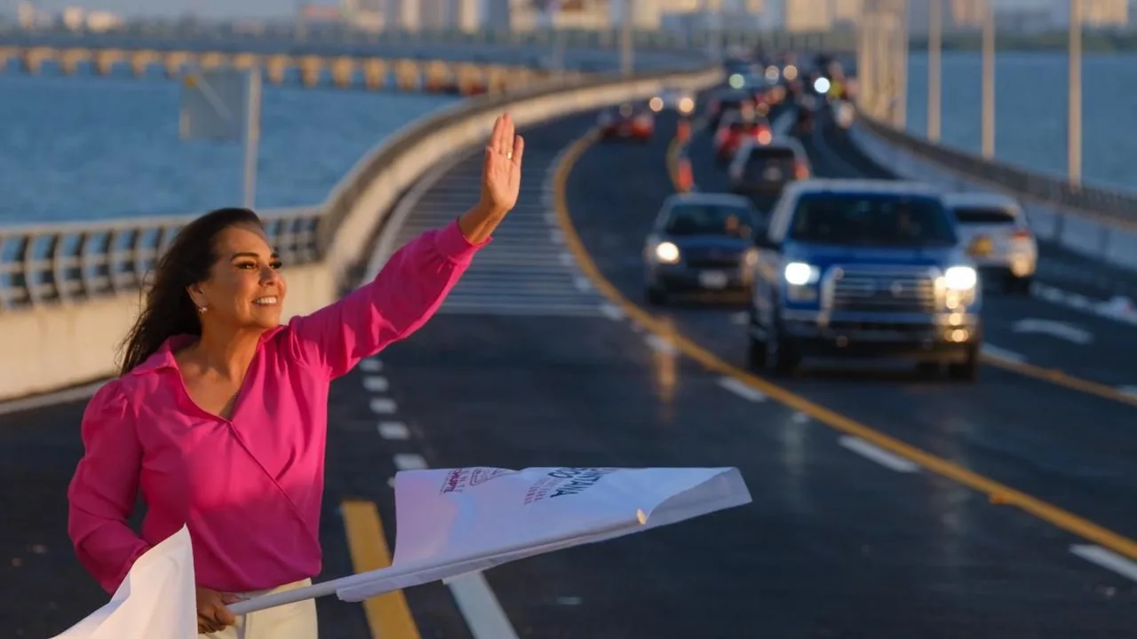En punto de las 6:30 de la mañana Mara Lezama abre a la circulación el majestuoso Puente Vehicular Nichupté