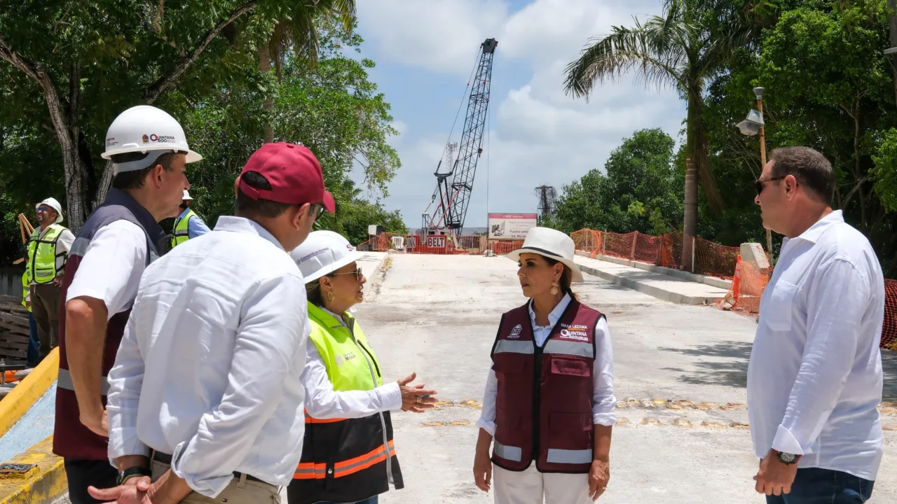 Recorre Mara Lezama reconstrucción del puente de Subteniente López, obra que avanza al 37%