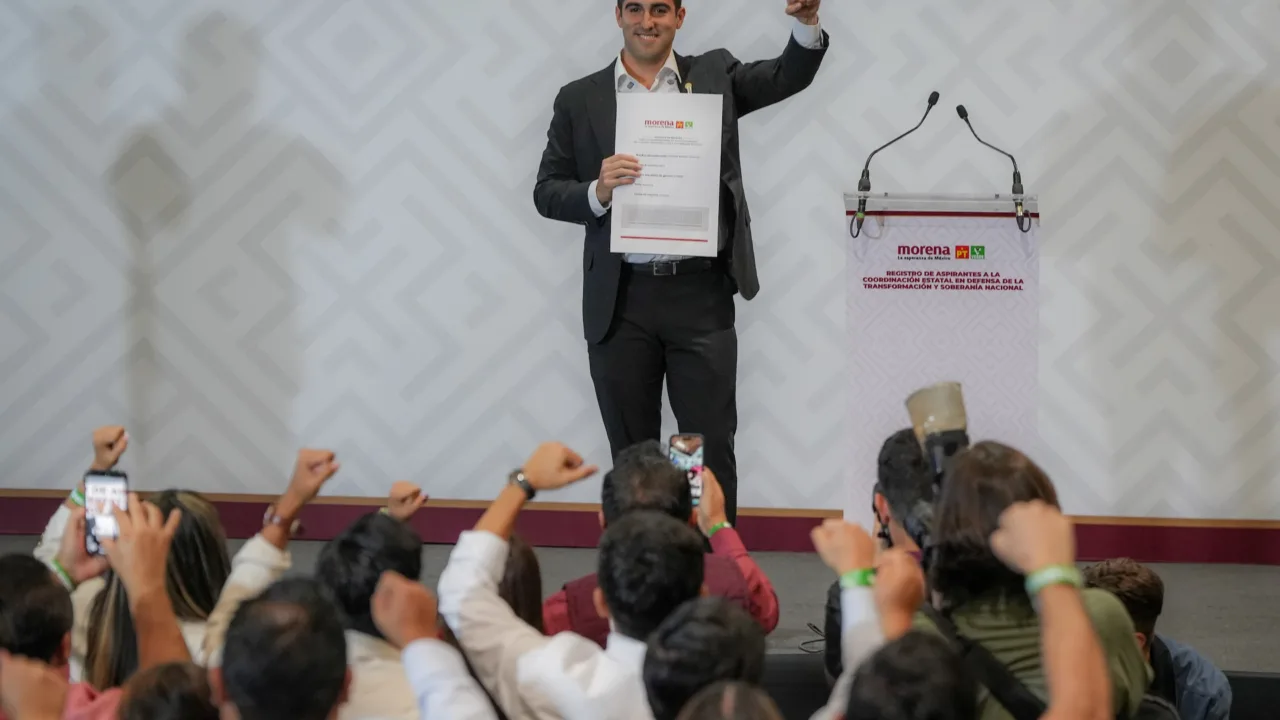 Gino Segura formaliza su registro ante el Comité Nacional de Morena