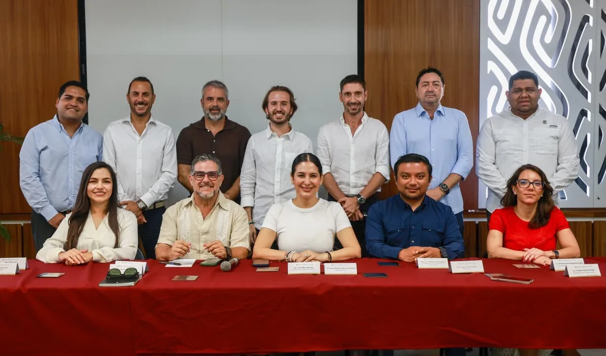 Estefanía Mercado cierra filas con empresarios y hoteleros para hacer frente al sargazo en Playa del Carmen