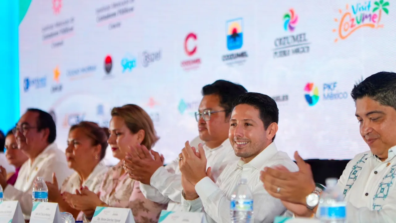 Reconoce Renán Sánchez Tajonar el manejo responsable de las finanzas en Quintana Roo durante la Convención Regional de Contadores Públicos