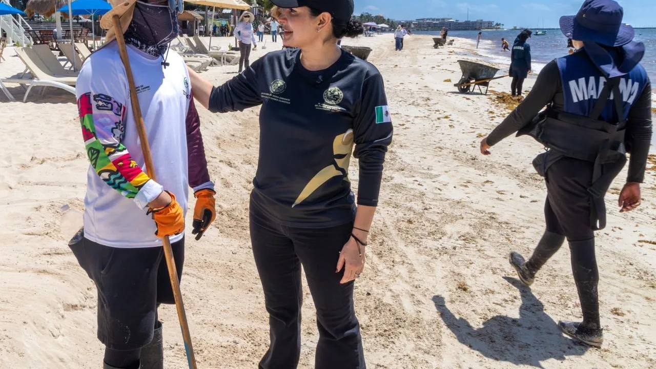 Estefanía Mercado supervisa trabajos en playas afectadas por el arribo de sargazo