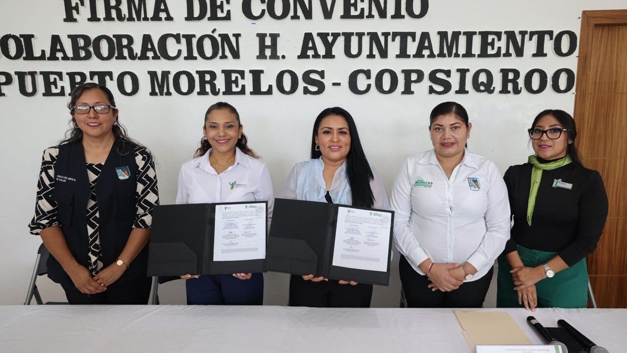 Firma Blanca Merari convenio con el Colegio de Psicólogos de Quintana Roo