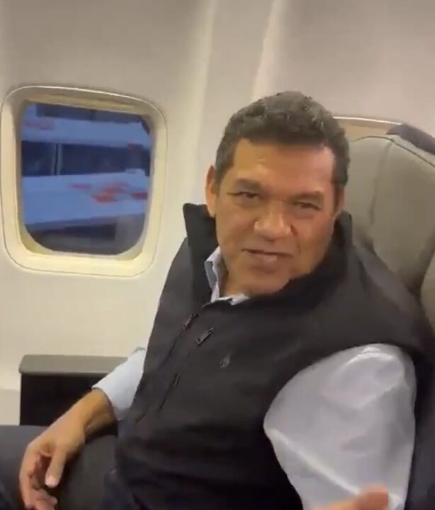 Increpan al gobernador Javier May por viajar en primera clase