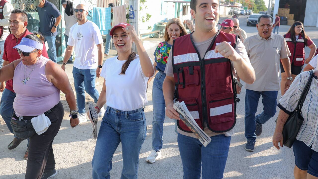 Ana Paty Peralta recorre la Supermanzana 60 junto a Eugenio Segura para llevar el periódico Regeneración