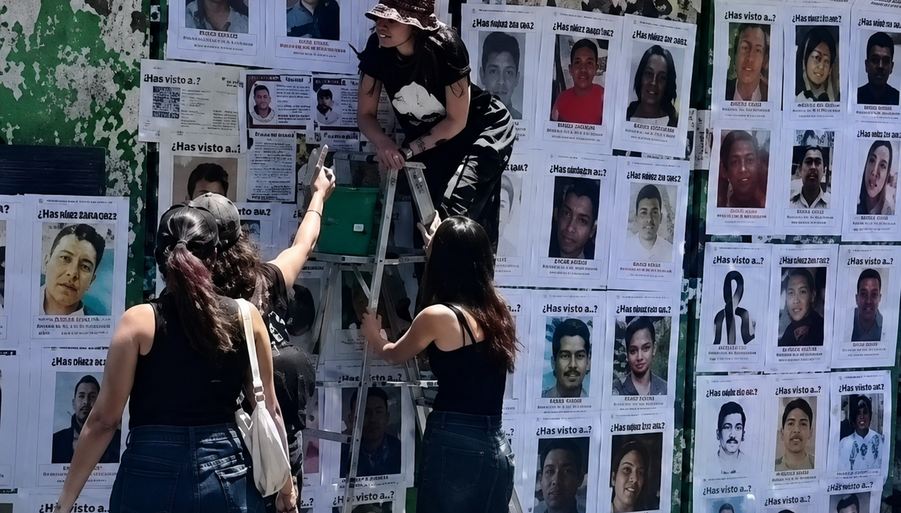Colectivos llenan de fichas de búsqueda calles de la CDMX en el Día de las Víctimas de Desapariciones Forzadas