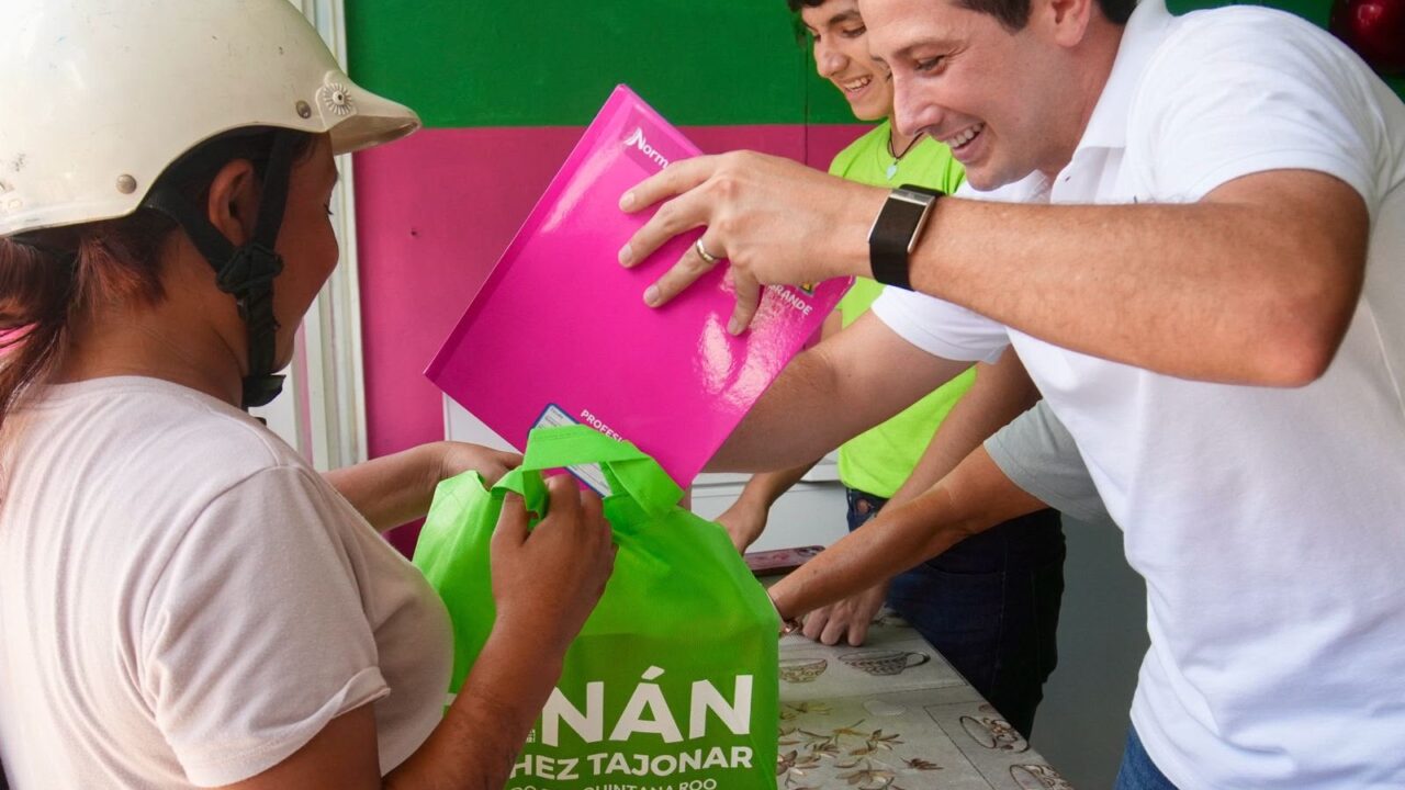 Exitosa respuesta al programa de kits de libretas de Renán Sánchez Tajonar en Cozumel; familias agradecen el apoyo a la economía