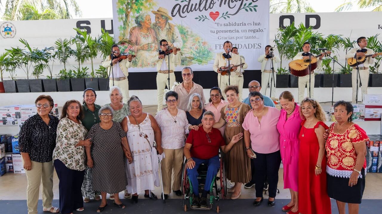 Reconocen legado de trabajadores jubilados y pensionados en el Ayuntamiento de Cancún