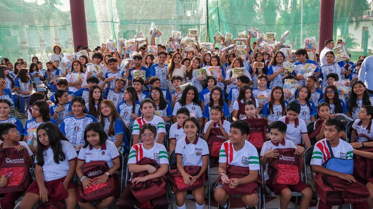 Mara Lezama da inicio al ciclo escolar 2026-2027 con apoyo de mochilas, uniformes y útiles escolares