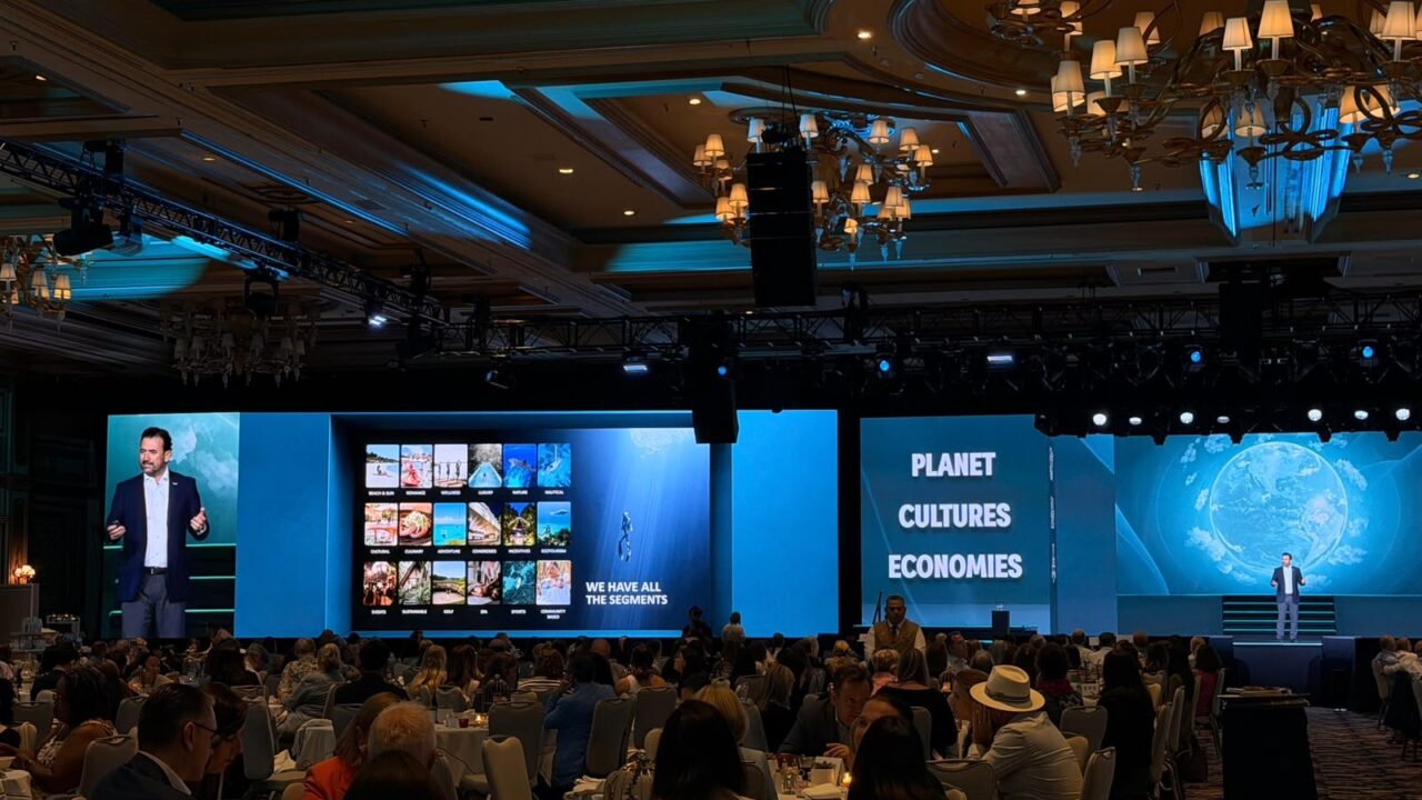El Caribe Mexicano fortalece su posicionamiento en el turismo de lujo con su participación como sponsor en Virtuoso Travel Week 2026  -El destino sostuvo más de 150 reuniones de negocios 1:1 y presentó su oferta turística ante más de 800 asesores de viajes especializados en el segmento de lujo  Las Vegas, Nevada.- El Caribe Mexicano fortalece su presencia y posicionamiento internacional como uno de los destinos líderes para el turismo de lujo al participar como sponsor de Virtuoso Travel Week 2026, uno de los encuentros más importantes a nivel mundial para la industria de los viajes de lujo, que se lleva a cabo del 8 al 14 de agosto en Las Vegas, Nevada.  El fortalecimiento de la presencia del Caribe Mexicano, la Capital Mundial de las Vacaciones, en mercados y en espacios de alto valor comercial, es una estrategia que impulsa la gobernadora Mara Lezama Espinosa con el objetivo de diversificar mercados, atraer segmentos de mayor poder adquisitivo y generar mayores oportunidades para los destinos y prestadores de servicios turísticos de Quintana Roo.   El objetivo principal es que este fortalecimiento del turismo se refleje en bienestar y prosperidad compartida para las trabajadoras y los trabajadores de la industria, en mejor calidad de vida de sus familias, en su economía.  La participación en Virtuoso Travel Week 2026 forma parte de esta visión, que busca consolidar un turismo competitivo, sostenible y generador de prosperidad compartida para las y los quintanarroenses.  A través del Consejo de Promoción Turística de Quintana Roo (CPTQ), representado por su director, Andrés Martínez, el Caribe Mexicano estuvo presente con su oferta turística en un encuentro que reúne a asesores de viajes, agencias, destinos y proveedores líderes de la industria, generando oportunidades de negocio y fortaleciendo relaciones con actores estratégicos del mercado internacional.  Durante esta edición, la participación del Caribe Mexicano permitió concretar más de 150 reuniones individuales 1:1, en las que se presentó de manera personalizada la oferta de los 12 destinos turísticos del estado ante asesores y socios estratégicos con capacidad directa de recomendación y comercialización de experiencias de alto valor.  Como parte de las actividades, el Caribe Mexicano también tuvo una participación en el “Main Stage” de Virtuoso Travel Week, ante más de 800 agentes de viajes, donde se destacó la diversidad de experiencias que ofrece el destino en materia de turismo de lujo, así como el compromiso de Quintana Roo con un modelo turístico basado en la sustentabilidad.  Virtuoso Travel Week 2026 reúne a más de 4,000 asistentes durante una semana de actividades que se desarrollan simultáneamente en Bellagio, ARIA Resort & Casino, Vdara Hotel & Spa y The Cosmopolitan of Las Vegas, consolidándose como uno de los principales puntos de encuentro de la comunidad global de viajes de lujo.  La participación del Caribe Mexicano en este foro representa una oportunidad estratégica que va más allá de la exposición de marca, al permitir establecer relaciones directas con asesores que tienen una influencia determinante en las decisiones de viaje y reservaciones de clientes de alto poder adquisitivo.  Actualmente, Virtuoso cuenta con una red global de más de 20,000 asesores especializados en viajes de lujo y experiencias, así como más de 1,800 socios de la industria turística, lo que convierte a este encuentro en una plataforma de alto valor comercial para los destinos participantes.  La dinámica de Virtuoso Travel Week está enfocada en generar conexiones comerciales mediante reuniones individuales, espacios de networking, eventos de industria y encuentros con medios especializados, favoreciendo la creación de alianzas y oportunidades de negocio para los destinos y empresas participantes.  Desde Quintana Roo, esta participación refrenda la estrategia de promoción internacional para diversificar mercados, atraer segmentos de mayor valor y fortalecer la competitividad turística de sus destinos.  El Caribe Mexicano mantiene así una presencia activa ante una audiencia altamente especializada, con capacidad directa para recomendar y vender experiencias, hoteles, gastronomía, bienestar, naturaleza y propuestas de lujo a viajeros de todo el mundo.  Con acciones como esta, Quintana Roo continúa consolidándose como “El Caribe Mexicano, la capital mundial de las vacaciones”, fortaleciendo su presencia en los mercados estratégicos y posicionando sus 12 destinos ante los principales actores de la industria turística internacional.