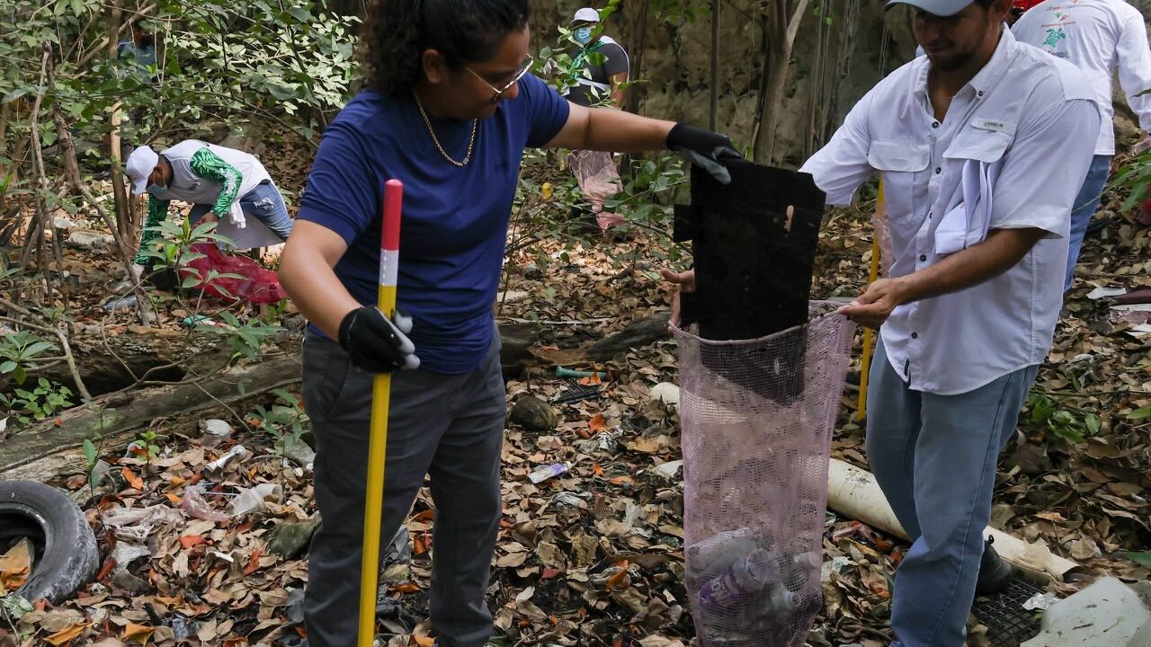Retiran más de 14 toneladas de basura de cenotes urbanos de Cancún