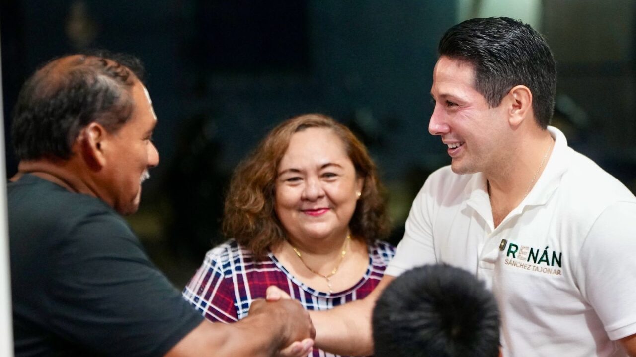 Renán Sánchez Tajonar dialoga con habitantes de Cozumel