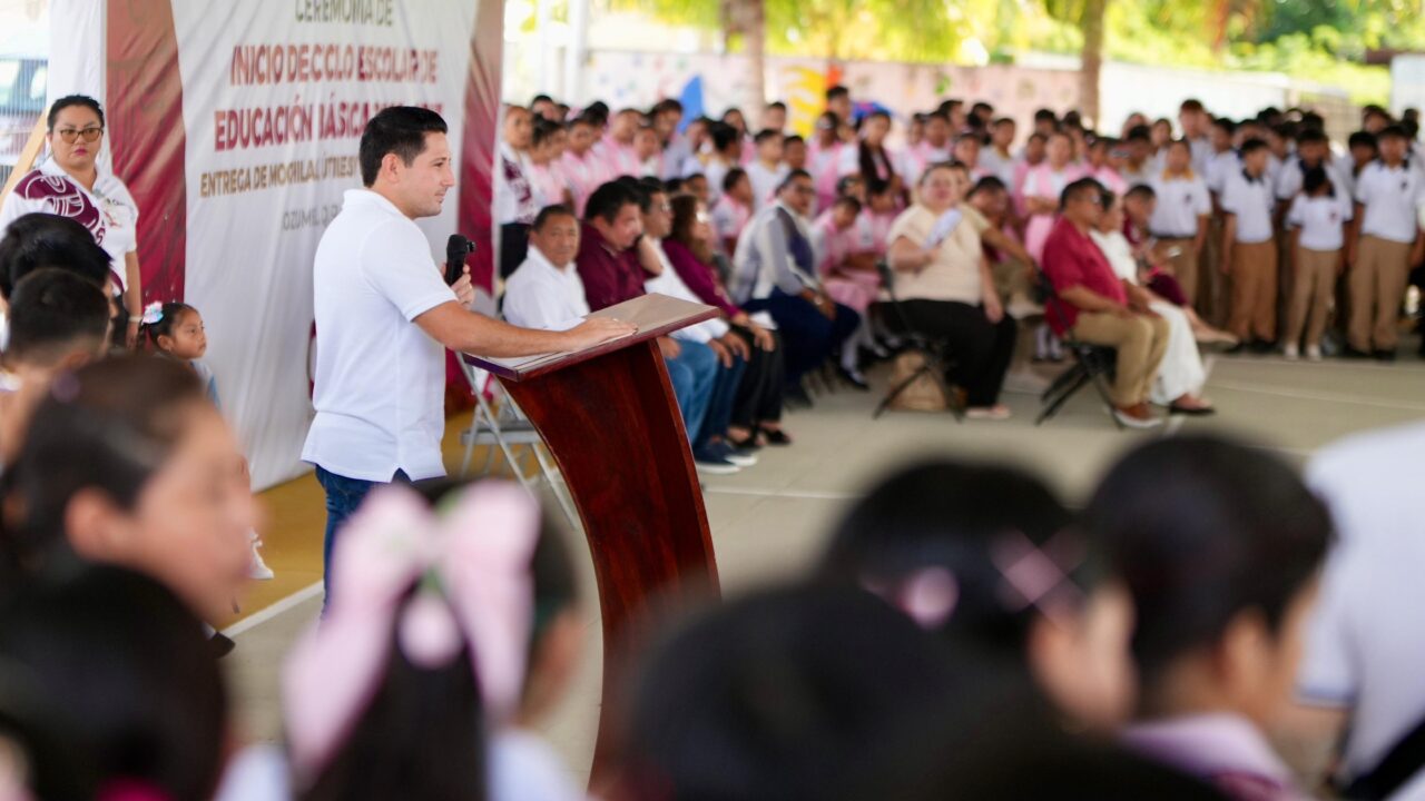 Acompaña Renán Sánchez Tajonar a alumnas y alumnos de Cozumel, al arranque del Ciclo Escolar 2026–2027