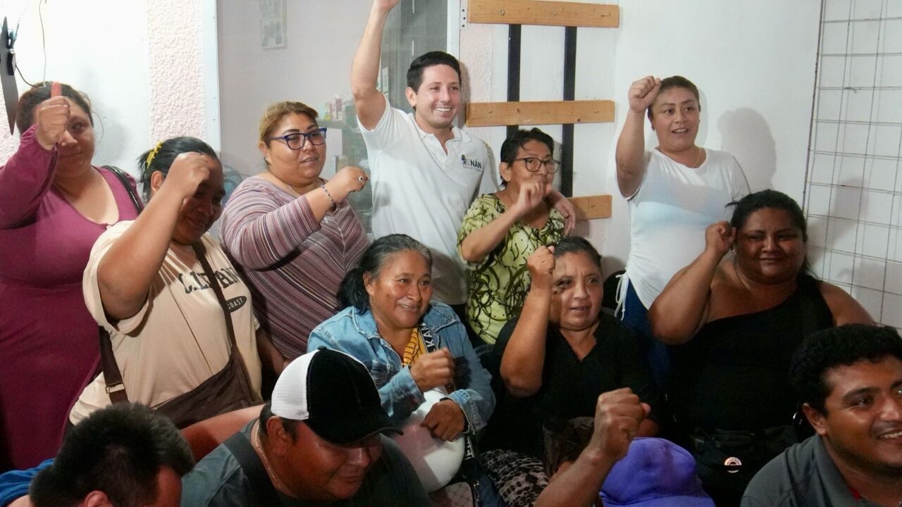 Refrenda Renán Sánchez Tajonar trabajo territorial;  se reúne con familias de la colonia Emiliano Zapata en Cozumel