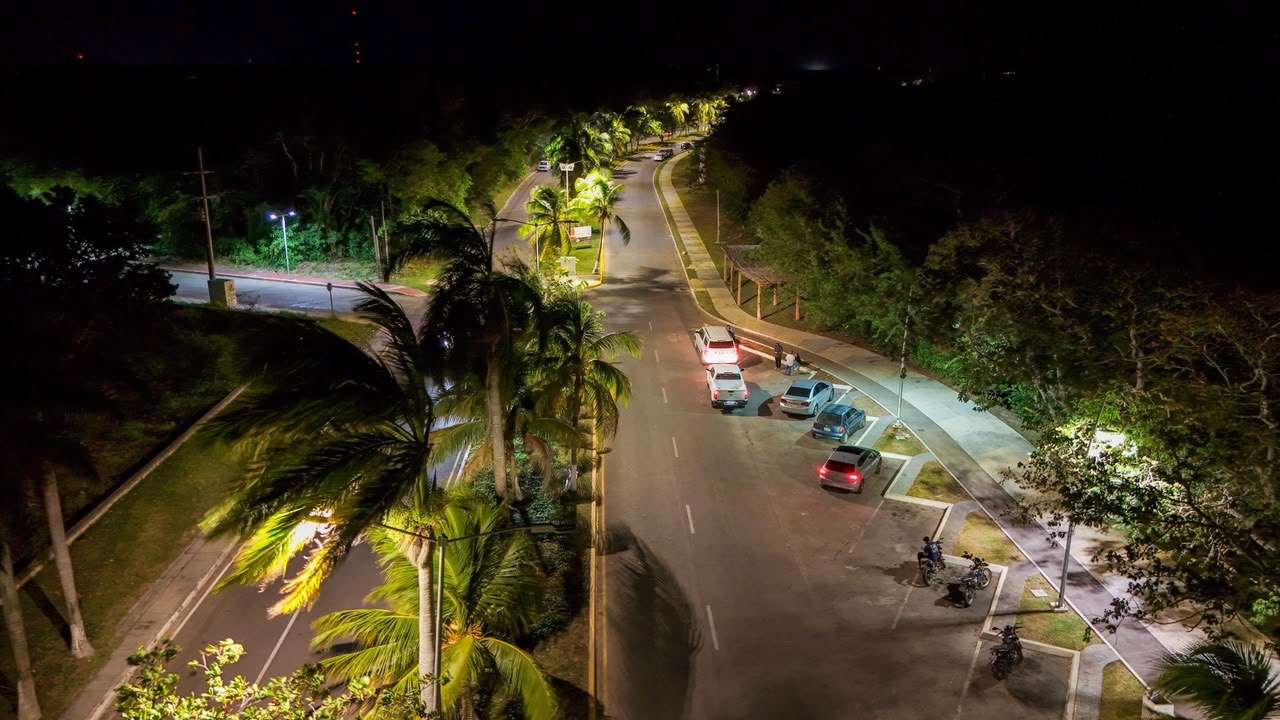 Anuncia Mara Lezama conclusión de nuevo alumbrado público en el Boulevard Bahía de Chetumal, de la UQROO a Calderitas