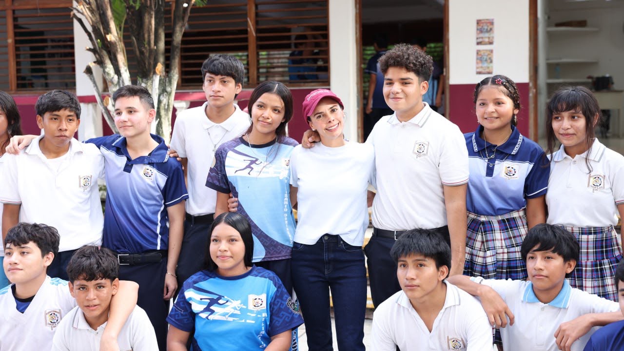 Impulsa Ana Paty apoyo a estudiantes con la entrega de tenis escolares