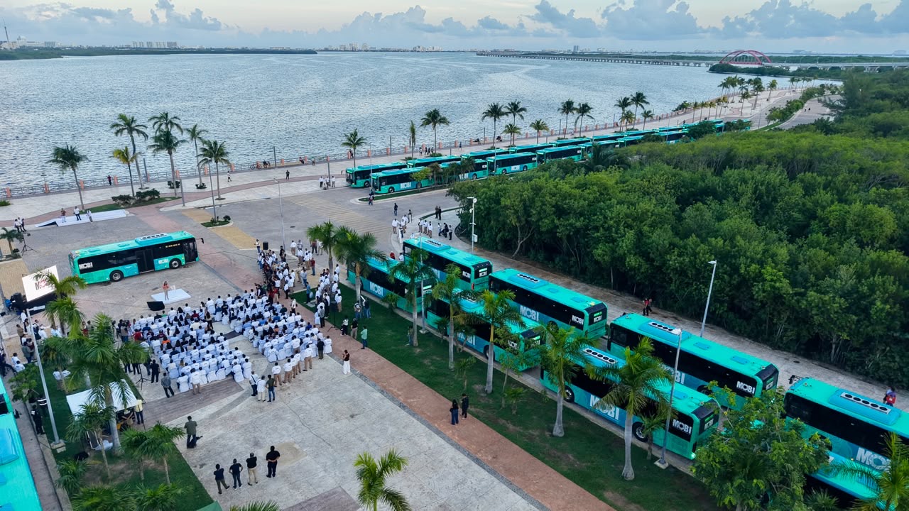 Mara Lezama da el banderazo de 100 nuevos autobuses híbridos que se incorporan  al nuevo Sistema de Movilidad del Bienestar