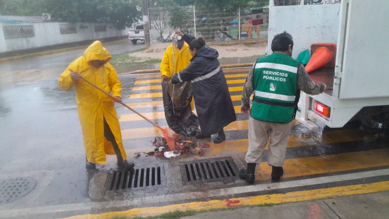 Atiende servicios públicos encharcamientos en vialidades de Puerto Morelos y Leona Vicario